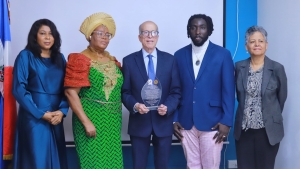 Organización internacional reconoce a Max Puig por aportes a la paz y el desarrollo sostenible