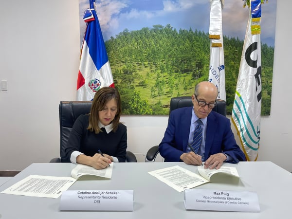 Cambio Climático y Organización de Estados Iberoamericanos firman acuerdo para fortalecer educación climática en RD