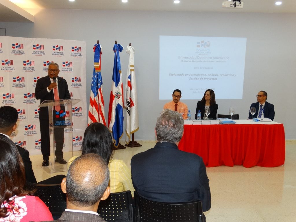 Ernesto Reyna Alcántara, vicepresidente ejecutivo del CNCCMDL, interviene en la ceremonia de cierre del diplomado.
